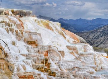 wyoming/yellowstone-national-park/attraction/canary-spring