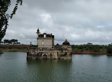 india/western-india/attraction/maharani-padmini-palace