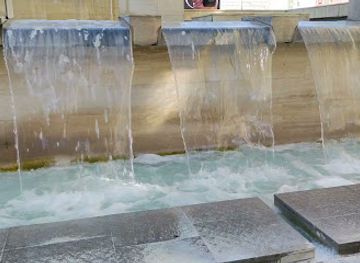 romania/iasi-surroundings/attraction/fantana-arteziana-din-piata-unirii