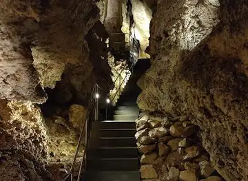Szemlő-hegyi Cave