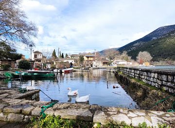 greece/ioannina/attraction/Plateia-Nisou-Ioanninon