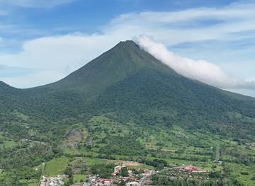 costa-rica/arenal-volcano-area/attraction/volcan-arenal