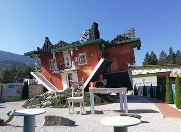 austria/karwendel/attraction/tirolland-haus-steht-kopf-dinoland