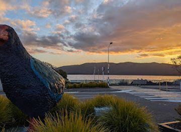 new-zealand/fiordland-national-park/attraction/takahe-statue