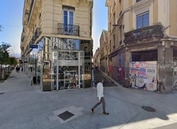 france/grenoble/attraction/all-hail-the-orange-smiley