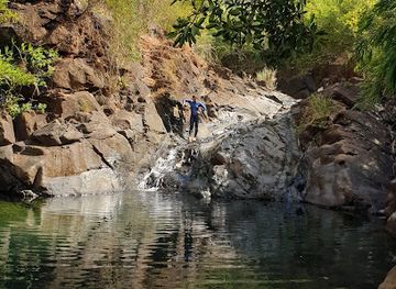 philippines/anawangin-cove/attraction/linasin-falls