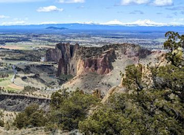 oregon/smith-rock-state-park/attraction/skull-hollow-trailhead