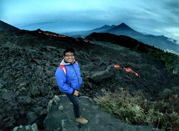 guatemala/pacaya-volcano/attraction/rios-de-lava-volcan-pacaya