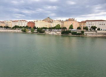 france/rhone-alpes/attraction/place-bellecour