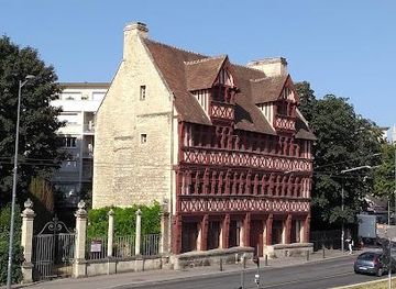 france/normandy-beaches/attraction/maison-des-quatrans