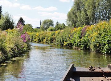 france/picardy/attraction/les-hortillonnages-visites-guidees-en-barque-a-cornet-traditionnelle
