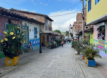 colombia/guatape/attraction/callejon-julia-pastusa