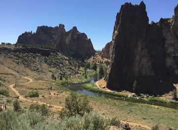 oregon/smith-rock-state-park/attraction/smith-rock-climbing-guides