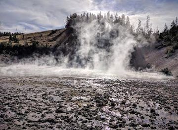 montana/yellowstone-national-park/attraction/mud-volcano