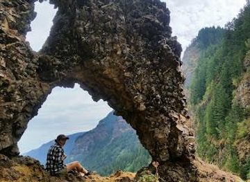 oregon/columbia-river-gorge/attraction/rock-of-ages-arch