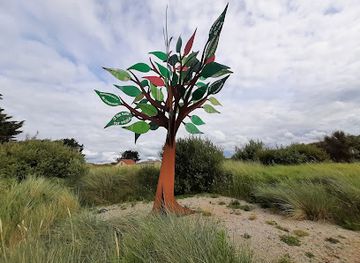 france/normandy-beaches/attraction/arbre-de-la-liberte