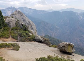 california/sequoia-national-park/attraction/hanging-rock