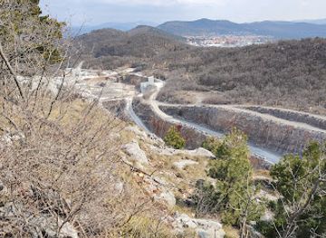 slovenia/sezana/attraction/mali-medvedjak-463mt