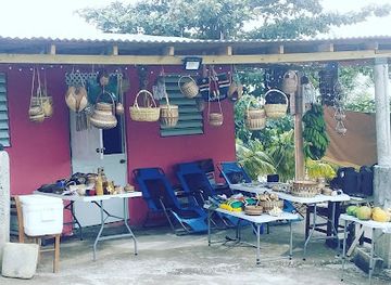 dominica/saint-david/attraction/j-n-bush-bar-and-craft-shop