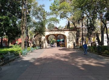 mexico/mexico-city/coyoacan/attraction/fuente-de-los-coyotes