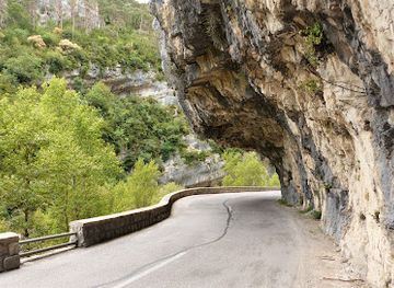 france/gorges-du-verdon/attraction/rocher-au-bord-du-verdon
