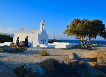 greece/naxos/attraction/shark-paint-of-the-stone
