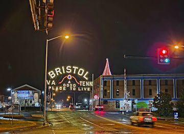 tennessee/bristol-motor-speedway/attraction/paramount-bristol