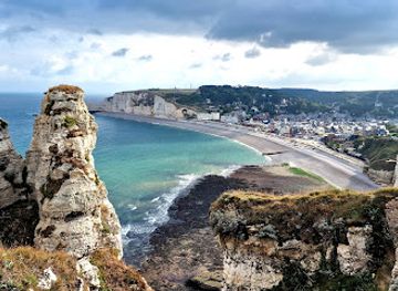 france/normandy/attraction/falaises-d-etretat-vues-de-la-mer