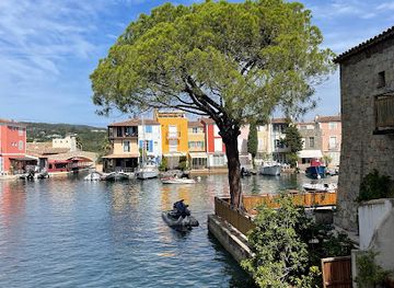 france/cote-d-azur/attraction/maisons-colorees-de-port-grimaud