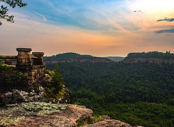 kentucky/red-river-gorge-geological-area/attraction/chimney-top-rock-trailhead