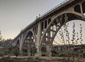 california/hollywood/attraction/colorado-street-bridge