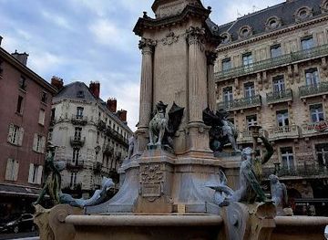 france/grenoble/attraction/fontaine-des-trois-ordres