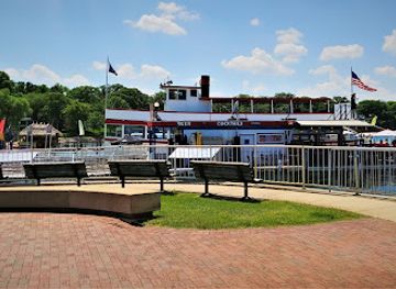 iowa/lake-okoboji/attraction/the-queen-ii