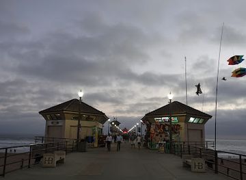 california/huntington-beach/huntington-beach-pier/attraction/pier-plaza-and-amphitheatre