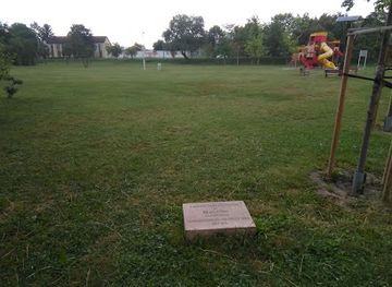 hungary/szekesfehervar/attraction/halesz-park-felujitasanak-emlekkove