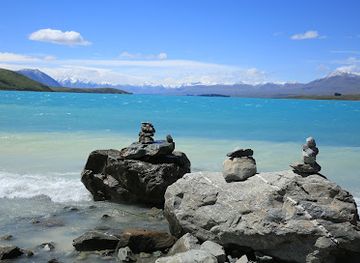 new-zealand/mount-cook-national-park/attraction/lake-tekapo-picnic-bench