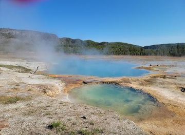montana/yellowstone-national-park/attraction/biscuit-basin
