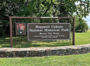ohio/chillicothe/attraction/hopewell-culture-national-historical-park-visitor-center-mound-city-group