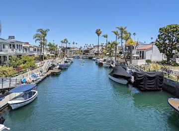 california/los-angeles/attraction/naples-canals-waterway