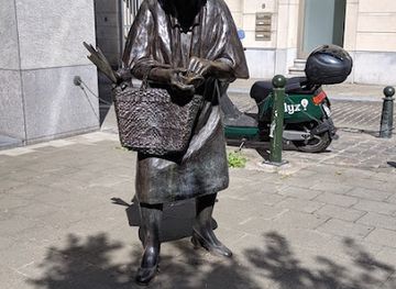 belgium/brussels-capital-region/attraction/sculpture-madame-chapeau