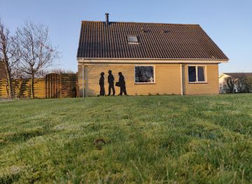 denmark/thy-national-park/attraction/olsen-banden-hus-stenbjerg-silhuet-ved-huset