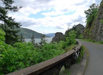 oregon/columbia-river-gorge/attraction/historic-columbia-river-highway-state-trail-mark-o-hatfield-east-trailhead