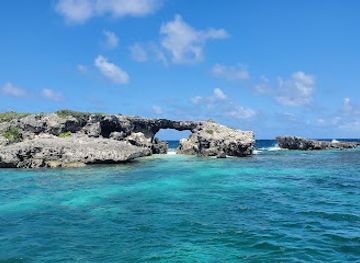 antigua-and-barbuda/fig-tree-drive/attraction/hells-gate-island