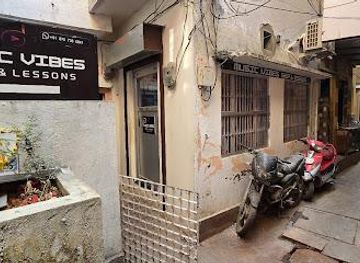 india/varanasi/attraction/music-vibes-shop-lessons
