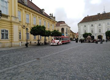 hungary/szekesfehervar/attraction/varosnezo-kisvonat-indulasi-helye