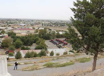 uzbekistan/djizak/attraction/pamyatnik-ozodlik-ptitsa-khumo