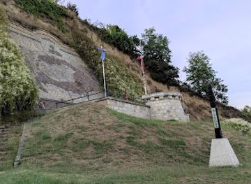 hungary/zemplen/attraction/tokaji-orszagzaszlo-emlekmu