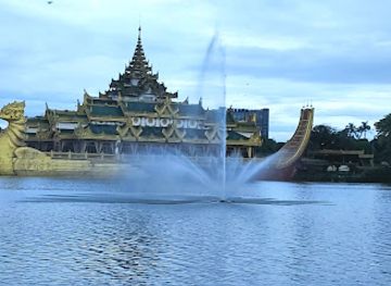 myanmar-burma/yangon/attraction/kandawgyi-lake-view