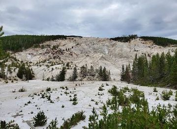 montana/yellowstone-national-park/attraction/roaring-mountain