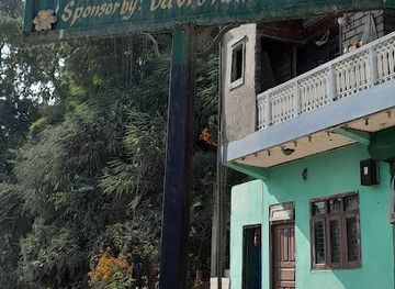 nepal/pokhara/attraction/world-peace-pagoda-street
